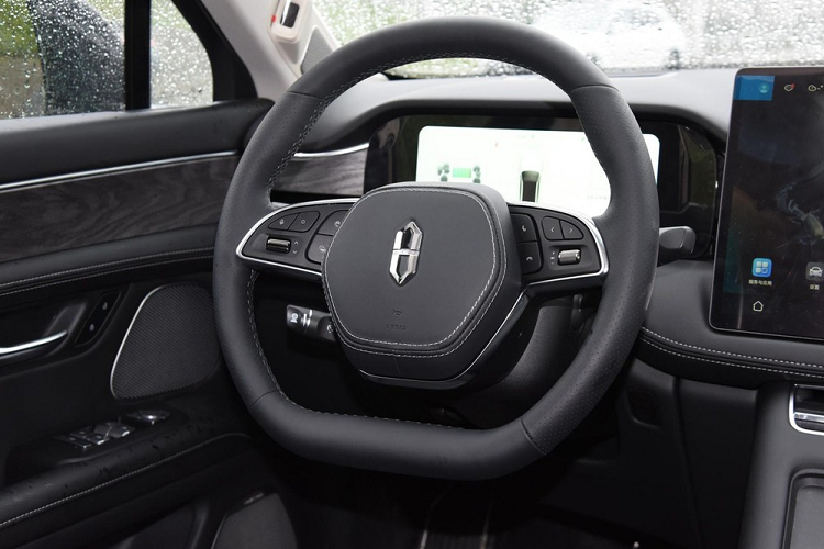 Nằm bên trong thân vỏ của Huawei AITO M5 là khung gầm hoàn toàn bằng nhôm. Thêm vào đó là hệ thống treo xương đòn kép phía trước và hệ thống treo độc lập đa liên kết đằng sau. Chưa hết, mẫu ô tô Trung Quốc này còn có tay nắm cửa nằm chìm vào thân xe, kính màu tối ở cửa sau và vành 19 inch hoặc 20 inch. Vành 20 inch đi với lốp Pirelli P Zero và hệ thống phanh thông minh iBooster. Hệ thống phanh này giúp xe giảm từ tốc độ 100 km/h về vị trí đứng yên trên quãng đường 35,97 m.