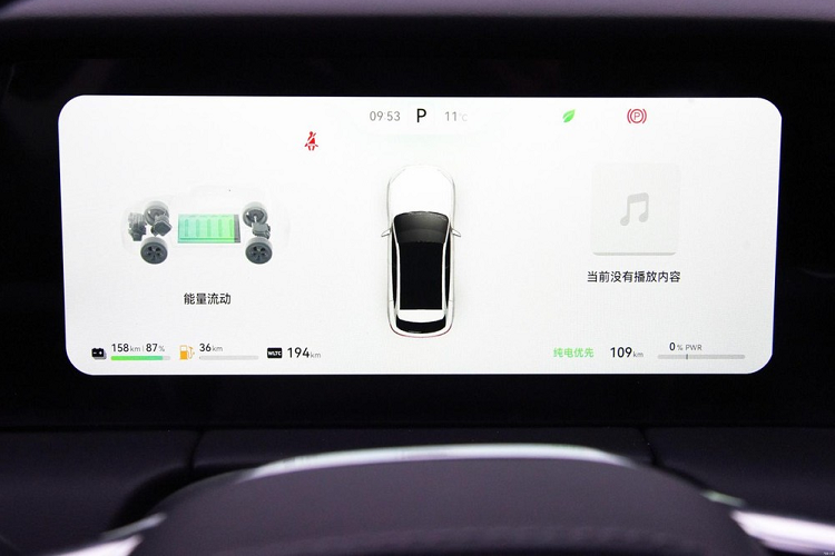 Cảm biến đỗ xe trước/sau, camera 360 độ và cảm biến đá cốp cũng được trang bị tiêu chuẩn cho mẫu xe này. Bên trong Huawei AITO M5 là không gian nội thất thông minh nhờ hệ điều hành HarmonyOS. Đây cũng là mẫu xe đầu tiên dùng hệ điều hành này. Đó là chưa kể đến dịch vụ bản đồ tương tự Google Maps của riêng Huawei.