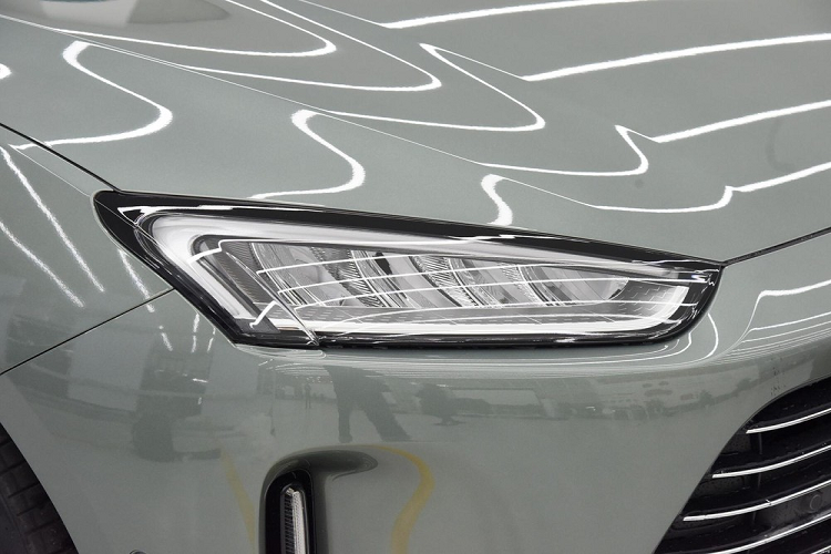 Được định vị trong phân khúc xe cỡ trung, Huawei AITO M5 sở hữu chiều dài 4.770 mm, chiều rộng 1.930 mm, chiều cao 1.625 mm và chiều dài cơ sở 2.880 mm. Đồng thời, Huawei AITO M5 là mẫu xe điện đi kèm động cơ xăng để tăng phạm vi hoạt động. Nói cách khác, động cơ xăng 4 xi-lanh, tăng áp, dung tích 1.5L, sản sinh công suất tối đa 126 mã lực của xe chỉ đóng vai trò sạc pin.