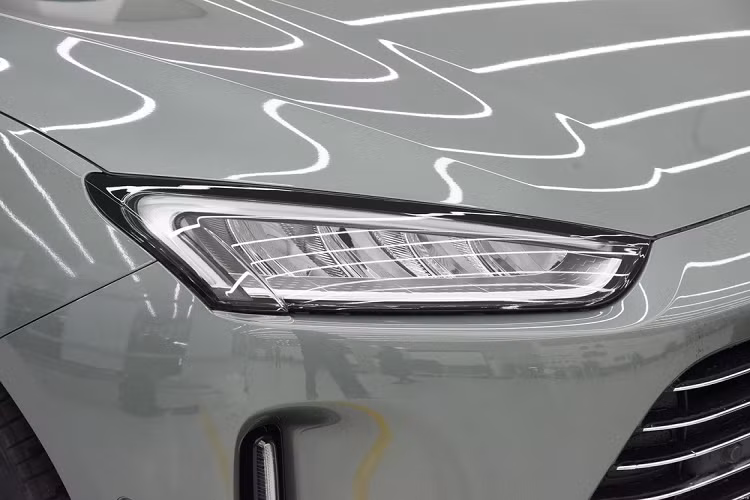 Được định vị trong phân khúc xe cỡ trung, Huawei AITO M5 sở hữu chiều dài 4.770 mm, chiều rộng 1.930 mm, chiều cao 1.625 mm và chiều dài cơ sở 2.880 mm. Đồng thời, Huawei AITO M5 là mẫu xe điện đi kèm động cơ xăng để tăng phạm vi hoạt động. Nói cách khác, động cơ xăng 4 xi-lanh, tăng áp, dung tích 1.5L, sản sinh công suất tối đa 126 mã lực của xe chỉ đóng vai trò sạc pin.