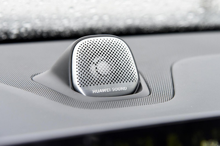 Ghế của Huawei AITO M5 có thiết kế lớn và thoải mái, được bọc bằng da sang trọng. Ghế trước có tính năng chỉnh điện, sưởi ấm và làm mát. Trong khi đó, tính năng sưởi được trang bị tiêu chuẩn cho hàng ghế sau. Bản cao cấp sẽ có thêm tính năng massage ở ghế trước.