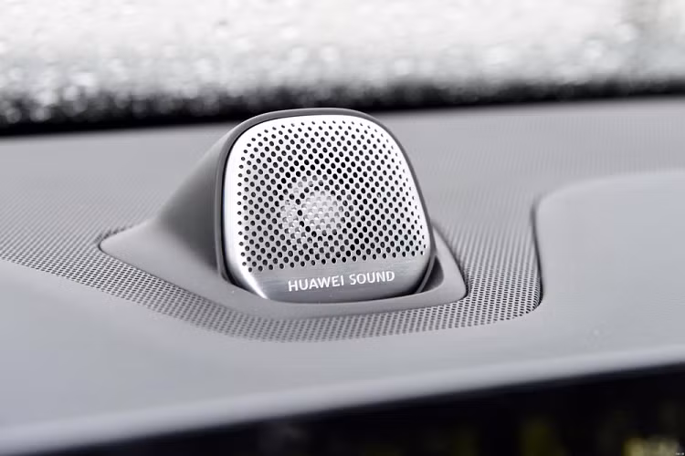 Ghế của Huawei AITO M5 có thiết kế lớn và thoải mái, được bọc bằng da sang trọng. Ghế trước có tính năng chỉnh điện, sưởi ấm và làm mát. Trong khi đó, tính năng sưởi được trang bị tiêu chuẩn cho hàng ghế sau. Bản cao cấp sẽ có thêm tính năng massage ở ghế trước.