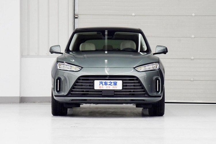 Seres cho biết công ty này chịu trách nhiệm cho các khâu nghiên cứu và phát triển (R&amp;D), hậu mãi cũng như giao xe. Trong khi đó, khâu bán hàng và phát triển những tính năng thông minh cho xe thuộc về Huawei.