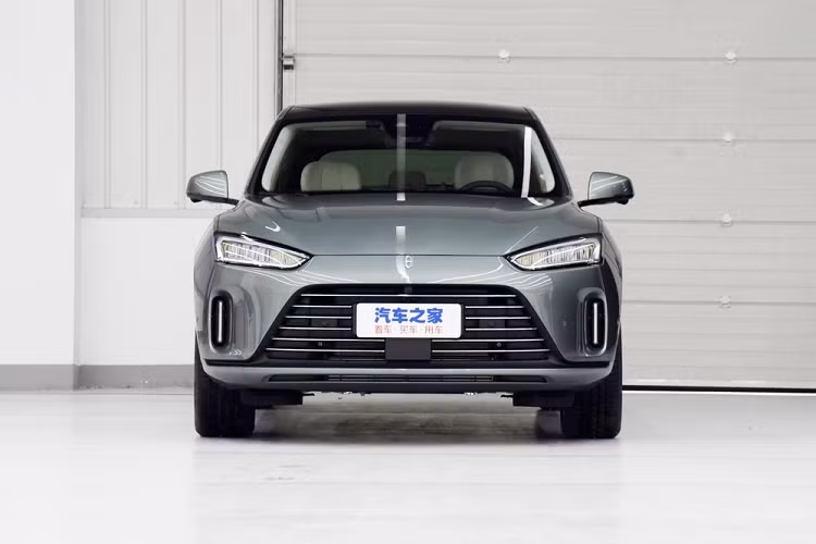 Seres cho biết công ty này chịu trách nhiệm cho các khâu nghiên cứu và phát triển (R&amp;D), hậu mãi cũng như giao xe. Trong khi đó, khâu bán hàng và phát triển những tính năng thông minh cho xe thuộc về Huawei.