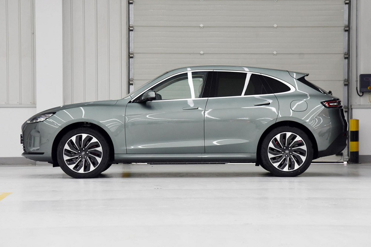 Tại thị trường Trung Quốc, giá xe Huawei AITO M5 có mức dao động từ 250.000 - 320.000 Nhân dân tệ (khoảng 875 triệu đến 1,12 tỷ đồng). Dự kiến, xe sẽ bắt đầu được bán ra thị trường vào tháng 2 năm nay.