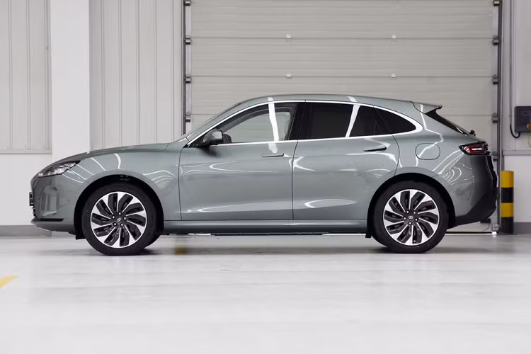 Tại thị trường Trung Quốc, giá xe Huawei AITO M5 có mức dao động từ 250.000 - 320.000 Nhân dân tệ (khoảng 875 triệu đến 1,12 tỷ đồng). Dự kiến, xe sẽ bắt đầu được bán ra thị trường vào tháng 2 năm nay.