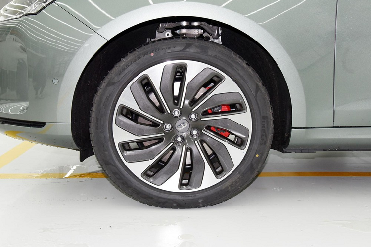 Tại thị trường Trung Quốc, Huawei AITO M5 có 3 phiên bản, bao gồm tiêu chuẩn, Performance và Flagship. Trong đó, bản tiêu chuẩn chỉ dùng hệ dẫn động cầu sau. 2 bản cao cấp hơn đều được trang bị hệ dẫn động 4 bánh. Công suất tối đa của bản tiêu chuẩn là 272 mã lực trong khi con số tương ứng của bản Performance là 428 mã lực. Mạnh nhất là bản Flagship với công suất tối đa 496 mã lực.