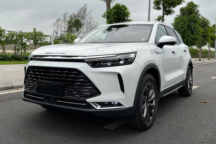 Mặc dù Beijing X7 tăng giá 40 triệu, nhưng xe vẫn có lợi thế về giá nếu so với các đối thủ đồng hạng SUV/Crossover hạng C 5 chỗ trên thị trường như Mazda CX-5 (giá từ 839 triệu đồng) hay Hyundai Tucson (giá từ 825 triệu đồng).