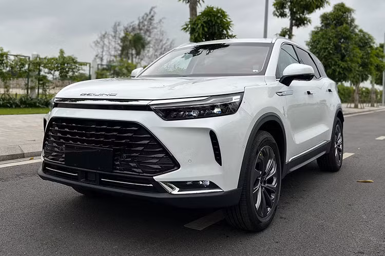 Mặc dù Beijing X7 tăng giá 40 triệu, nhưng xe vẫn có lợi thế về giá nếu so với các đối thủ đồng hạng SUV/Crossover hạng C 5 chỗ trên thị trường như Mazda CX-5 (giá từ 839 triệu đồng) hay Hyundai Tucson (giá từ 825 triệu đồng).