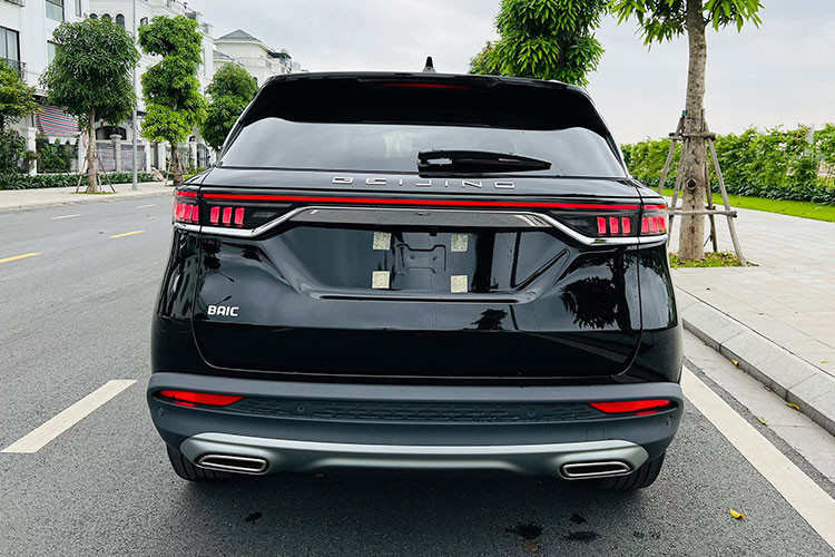 Ngoại thất của xe vẫn có hệ thống đèn LED, đèn chờ dẫn đường trên cửa, tay nắm cửa nằm chìm vào thân xe, ăng-ten vây cá, đèn hậu vắt ngang đuôi xe và 2 đầu ống xả giả hình chữ nhật.