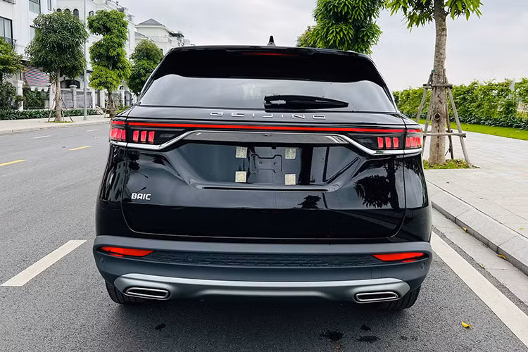 Ngoại thất của xe vẫn có hệ thống đèn LED, đèn chờ dẫn đường trên cửa, tay nắm cửa nằm chìm vào thân xe, ăng-ten vây cá, đèn hậu vắt ngang đuôi xe và 2 đầu ống xả giả hình chữ nhật.