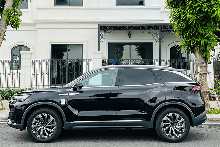 Cụ thể, phần đầu xe Beijing X7 2022 tại Việt Nam sở hữu lưới tản nhiệt lục giác cỡ lớn với mắt lưới bên trong kiểu mới, chạy vào phần trung tâm, trang bị mâm hợp kim kiểu mới có thiết kế đa chấu màu xám, không thể thao như đời cũ mà nhắm tới yếu tố sang trọng nhiều hơn.