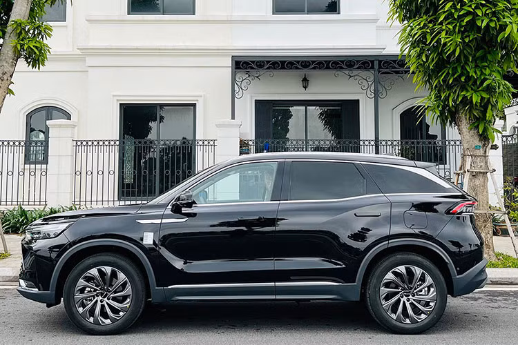 Cụ thể, phần đầu xe Beijing X7 2022 tại Việt Nam sở hữu lưới tản nhiệt lục giác cỡ lớn với mắt lưới bên trong kiểu mới, chạy vào phần trung tâm, trang bị mâm hợp kim kiểu mới có thiết kế đa chấu màu xám, không thể thao như đời cũ mà nhắm tới yếu tố sang trọng nhiều hơn.