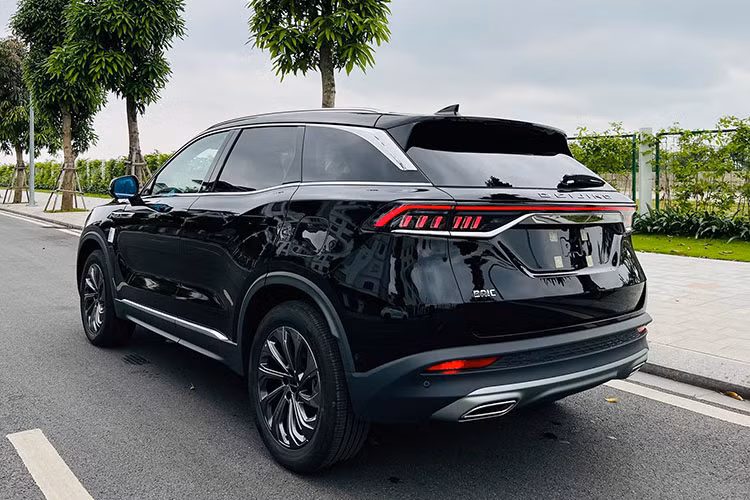 Thiết kế ngoại thất của Beijing X7 2022 mới chủ yếu thay đổi ở mặt ca-lăng phía trước. La-zăng mới có thiết kế đa chấu.