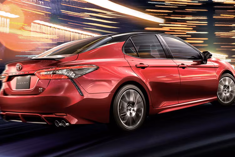 Chưa hết, Camry 2024 dự kiến còn được trang bị hệ thống an toàn chủ động Toyota Safety Sense thế hệ tiếp theo, bao gồm những tính năng như phát hiện người đi bộ, giữ làn đường, kiểm soát hành trình, chuyển làn đường tự động, bám làn đường và đèn pha/đèn cốt thích ứng.