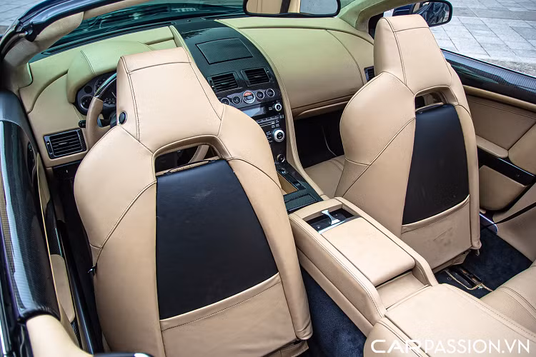 Khoang nội thất của xe được bọc da màu be cao cấp cùng các chi tiết như bảng điều khiển trung tâm, các chi tiết trên bụng cửa được ốp với chất liệu carbon bóng đem tới cảm giác thể thao cho người lái. Các phần ghế ngồi của xe được thiết kế theo phong cách thể thao, thiết kế ôm vào người lái và hành khách phía trước. Hàng ghế sau của xe được thiết kế với không gian nhỏ, thường chỉ phù hợp cho việc chứa đồ.