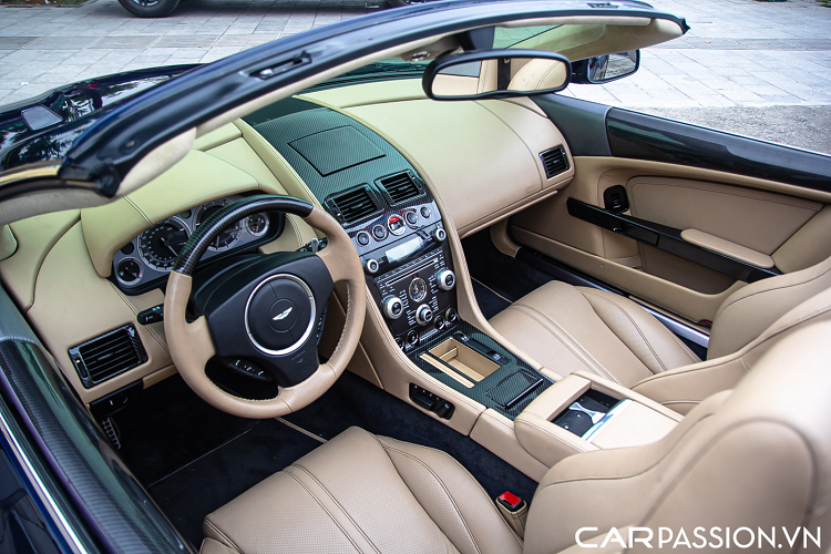 Cho dù đã hơn 13 năm tuổi nhưng tính đến nay, chiếc DB9 Volante này mới chỉ lăn bánh khoảng 23.000 km, ước tính chưa tới 1.800 km một năm. Chính vì thế mà cho tới nay chiếc xe vẫn còn ở trong tình trạng rất mới. Các chi tiết và chức năng của xe vẫn hoạt động một cách trơn tru, phần mui xe vẫn có thể đóng mở rất chính xác.