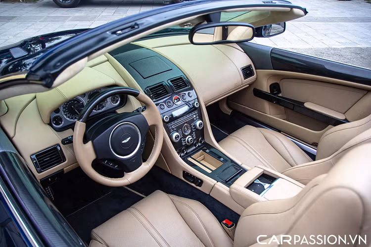 Cho dù đã hơn 13 năm tuổi nhưng tính đến nay, chiếc DB9 Volante này mới chỉ lăn bánh khoảng 23.000 km, ước tính chưa tới 1.800 km một năm. Chính vì thế mà cho tới nay chiếc xe vẫn còn ở trong tình trạng rất mới. Các chi tiết và chức năng của xe vẫn hoạt động một cách trơn tru, phần mui xe vẫn có thể đóng mở rất chính xác.