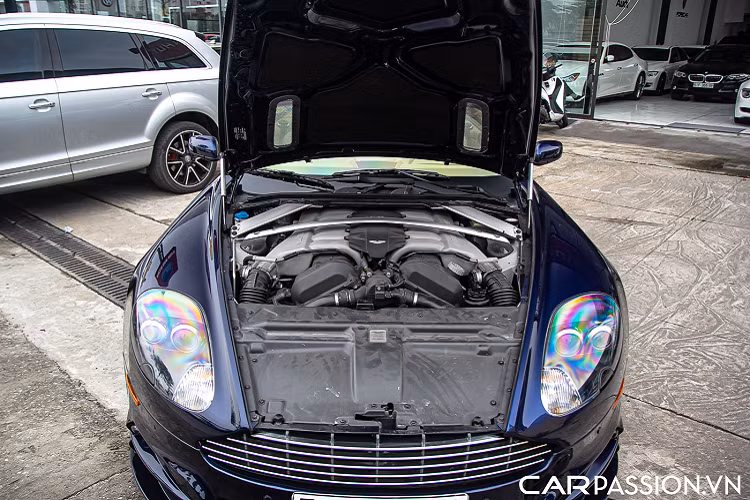 Phần thân xe được trang bị líp hông có kích thước lớn hơn với thiết kế hốc gió cỡ lớn. Bộ khuếch tán sau nguyên bản của xe cũng đã được thay thế bằng chi tiết mới của hãng độ, từ đây đem đến một diện mạo tổng thể khỏe khoắn hơn, thể thao hơn cho mẫu xe thể thao Anh Quốc. Chiếc xe còn được trang bị bộ mâm 7 chấu kép được Diamond Cut cẩn thận có kích thước lên tới 20 inch, cùm phanh được sơn màu đỏ tạo điểm nhấn.