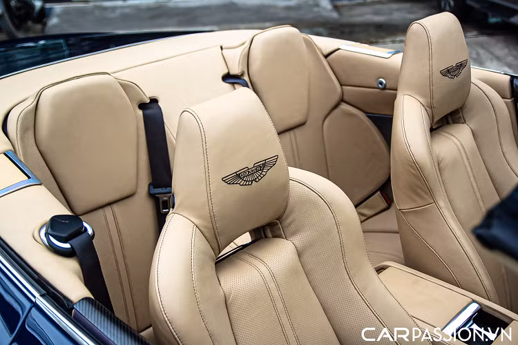 Xe mang trên mình ngoại thất màu xanh sẫm, mui xe cũng được trang bị mui vải màu xanh tối màu ăn nhập với màu sơn. Khoang nội thất của xe sở hữu phong cách thiết kế đặc trưng của phần lớn những chiếc Aston Martin cùng thế hệ và được bọc da màu kem sáng. Đây là một chất liệu da thường có thể đem đến sự sang trọng cho những chiếc xe sang, trái lại da màu này sẽ đòi hỏi chủ sở hữu phải thường xuyên chăm sóc, bảo dưỡng để có thể duy trì bề mặt da trong tình trạng hoàn hảo nhất.