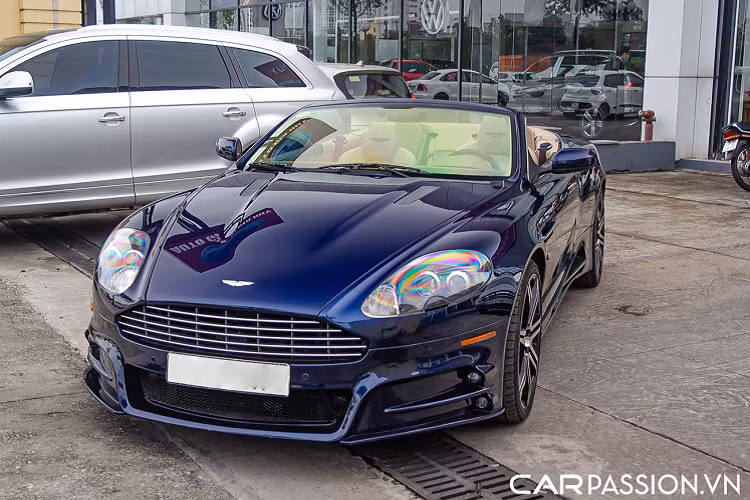 Dù đã lăn bánh tại Việt Nam trong nhiều năm nhưng phần lớn những chiếc Aston Martin DB9 tính đến nay vẫn có thể hoạt động một cách trơn tru, ổn định do được những vị chủ sở hữu chăm sóc cẩn thận. Chiếc siêu xe Aston Martin DB9 Volante này chính là một trong số những chiếc xe này khi đã hơn 13 năm tuổi mà vẫn còn ở trong tình trạng rất mới.