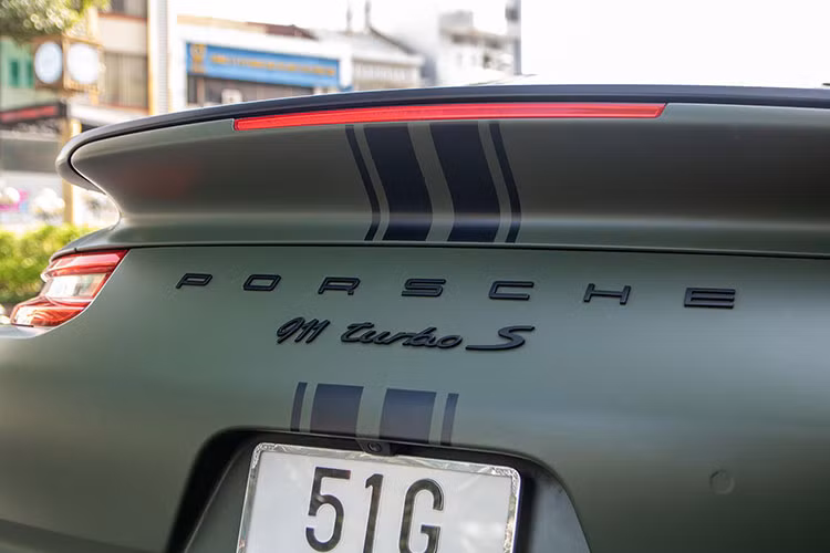 Ở phần động cơ, Porsche 911 Turbo S đã có sự cải tiến để tăng sức mạnh và giảm mức tiêu hao nhiên liệu cho xe. Cụ thể, động cơ được cải tiến cổng đầu vào với vòi phun mới và áp suất nhiên liệu cao hơn, tăng từ 140 bar lên 200 bar, nhờ đó xe tăng thêm được 20 sức ngựa.