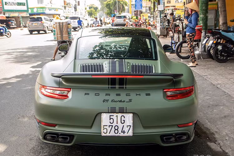Chiếc siêu xe Porsche 911 Turbo S trong bài có màu sơn ngoại thất xanh nhám, đi kèm nhiều chi tiết màu đen tạo điểm nhấn. Nguyên bản, xe có màu sơn xám lông chuột. Đáng chú ý, trên những chiếc xe mà ông Đặng Lê Nguyên Vũ mua thời gian gần đây đều xuất hiện dòng chữ "UN" trên thân xe.