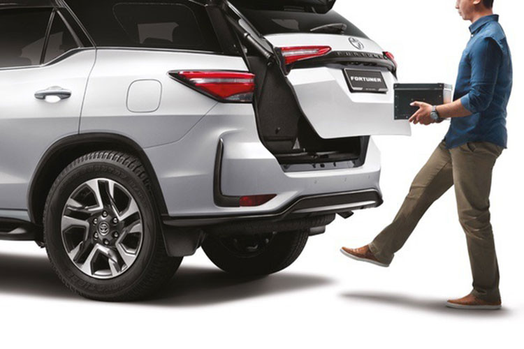 Chưa hết, Toyota Fortuner 2023 ở thị trường Malaysia còn có 1 trang bị khác biệt so với xe tại Việt Nam, đó là camera hành trình phía trước tiêu chuẩn. Camera hành trình này có thể kết nối không dây với điện thoại thông minh để chuyển video dễ dàng và nhanh chóng.