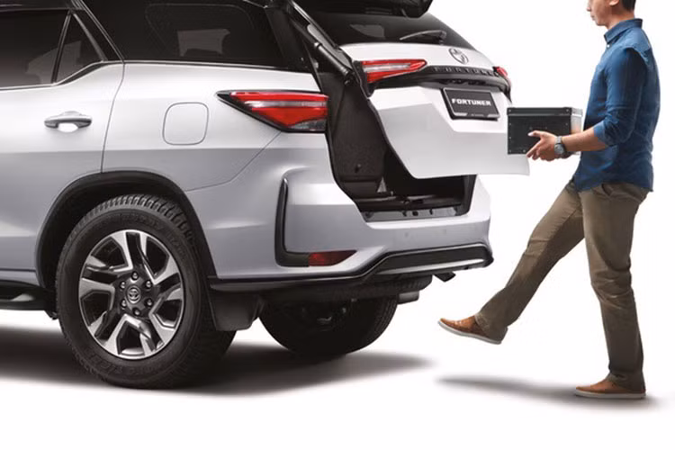 Chưa hết, Toyota Fortuner 2023 ở thị trường Malaysia còn có 1 trang bị khác biệt so với xe tại Việt Nam, đó là camera hành trình phía trước tiêu chuẩn. Camera hành trình này có thể kết nối không dây với điện thoại thông minh để chuyển video dễ dàng và nhanh chóng.