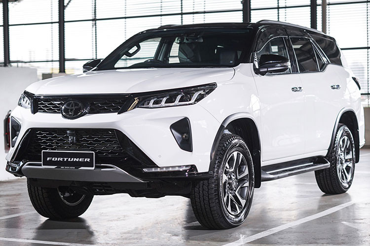 Điểm nhấn đầu tiên của Toyota Fortuner 2023 tại Malaysia chính là màn hình cảm ứng trung tâm 9 inch mới. Không chỉ có kích thước lớn hơn loại dùng cho xe ở Việt Nam, màn hình này còn hỗ trợ cả Apple CarPlay và Android Auto không dây. Đây là trang bị không hề có ở Toyota Fortuner 2022 tại Việt Nam. Đặc biệt hơn, màn hình này sẽ được trang bị tiêu chuẩn cho mọi phiên bản của xe ở thị trường Malaysia.