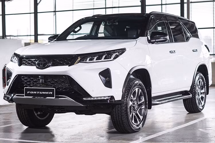 Điểm nhấn đầu tiên của Toyota Fortuner 2023 tại Malaysia chính là màn hình cảm ứng trung tâm 9 inch mới. Không chỉ có kích thước lớn hơn loại dùng cho xe ở Việt Nam, màn hình này còn hỗ trợ cả Apple CarPlay và Android Auto không dây. Đây là trang bị không hề có ở Toyota Fortuner 2022 tại Việt Nam. Đặc biệt hơn, màn hình này sẽ được trang bị tiêu chuẩn cho mọi phiên bản của xe ở thị trường Malaysia.