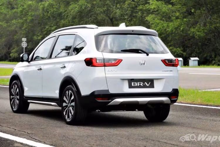 Tương tự nắp ca-pô, sườn xe của Honda BR-V 2022 mới cũng có đường dập gân nổi bật, kéo dài từ đèn pha đến đèn hậu. Bên cạnh đó là gương chiếu hậu ngoại thất nằm trên cửa, baga nóc, ốp màu bạc bên dưới bệ cửa và nẹp thân xe bằng nhựa màu đen theo phong cách SUV.