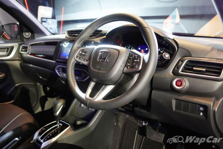 Bên trong Honda BR-V 2022 vẫn là không gian nội thất 7 chỗ như cũ. Bản tiêu chuẩn sẽ có màn hình đa thông tin 4,2 inch bên trong bảng đồng hồ, nội thất bọc da màu đen - xám