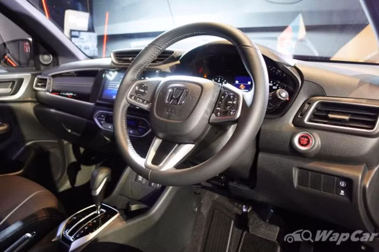 Bên trong Honda BR-V 2022 vẫn là không gian nội thất 7 chỗ như cũ. Bản tiêu chuẩn sẽ có màn hình đa thông tin 4,2 inch bên trong bảng đồng hồ, nội thất bọc da màu đen - xám