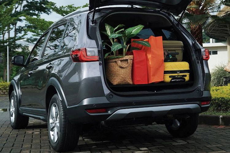 Đằng sau mẫu MPV 7 chỗ này có những trang bị đáng chú ý như đèn hậu mới với thiết kế giống của Honda City, cánh gió mui và tấm ốp gầm màu bạc.Nẹp mạ crôm này kéo dài sang hai bên, ăn sâu vào bên trong đèn pha.