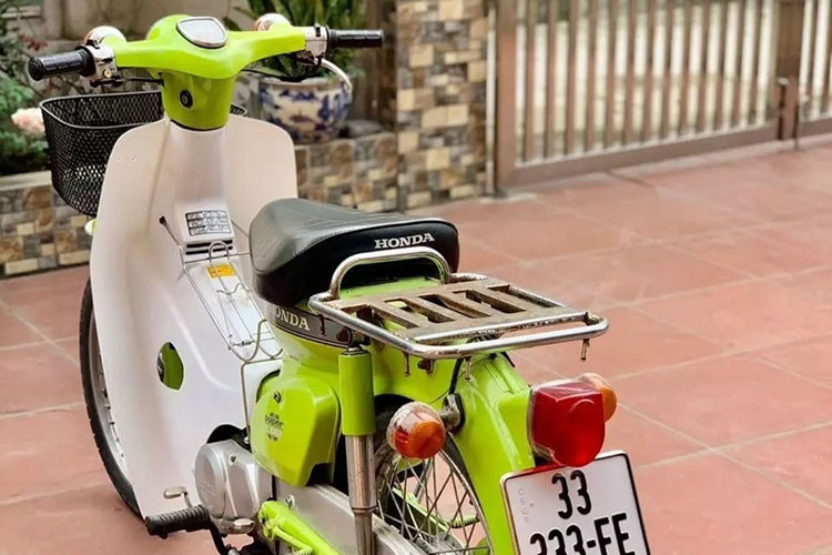 Ngoài việc sở hữu chiếc biển số “độc” thì chiếc xe cũng đã xuống cấp vì tuổi đời gần 30 năm. Tuy nhiên, đăng ký của xe vẫn được người chủ giữ gìn rất cẩn thận.