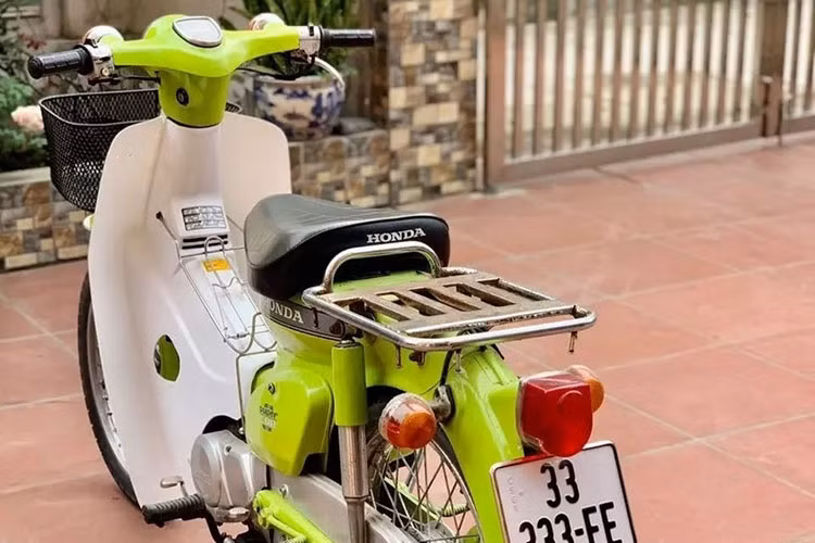 Ngoài việc sở hữu chiếc biển số “độc” thì chiếc xe cũng đã xuống cấp vì tuổi đời gần 30 năm. Tuy nhiên, đăng ký của xe vẫn được người chủ giữ gìn rất cẩn thận.