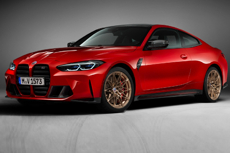 Ngoài việc cùng là hai phiên bản kỷ niệm 50 Jahre BMW M editions, BMW M3 và M4 2022 đều đưuọc nâng cấp bên ngoài nhằm cải thiện mặt thẩm mỹ, giúp chúng trở nên nổi bật hơn. Đầu tiên là lớp sơn bên ngoài sẽ sử dụng các màu sắc đặc trưng trong quá khứ của phân nhánh BMW M. cùng với đó là trang bị mâm rèn với màu sơn độc quyền.