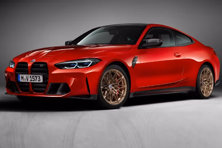 Ngoài việc cùng là hai phiên bản kỷ niệm 50 Jahre BMW M editions, BMW M3 và M4 2022 đều đưuọc nâng cấp bên ngoài nhằm cải thiện mặt thẩm mỹ, giúp chúng trở nên nổi bật hơn. Đầu tiên là lớp sơn bên ngoài sẽ sử dụng các màu sắc đặc trưng trong quá khứ của phân nhánh BMW M. cùng với đó là trang bị mâm rèn với màu sơn độc quyền.