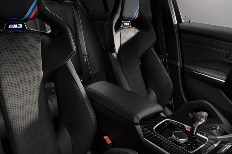 Ngoài ra, huy hiệu kim loại “M3 Edition 50 Jahre BMW M” đặt tại bệ điều khiển trung tâm sẽ được đánh số thứ tự 1 – 500/500 xe, một dấu hiệu để nhận biết thứ tự sản xuất của phiên bản giới hạn.