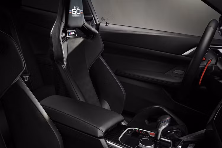 BMW M4 50 Jahre BMW M sẽ được cung cấp 5 tùy chọn màu ngoại thất gồm Đen Carbon, Xanh Mâco, Xám Brands Hatch, Đỏ Imola và Xanh Dương San Marino. Kết hợp là tùy chọn la-zăng sơn mờ với 2 màu – Xám Orbit và Vàng Đồng.