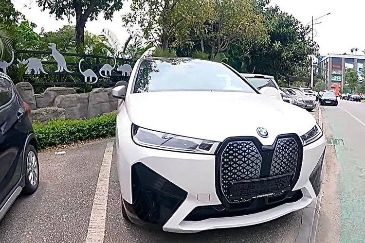Mới đây, một đơn vị nhập khẩu tư nhân đã âm thầm đưa chiếc SUV thuần điện hiệu suất cao BMW iX đầu tiên tại Việt Nam. Được biết, xe mới về nước thuộc bản tiêu chuẩn xDrive40. Về diện mạo, BMW iX xDrive40 khá giống với các mẫu xe cao cấp hiện nay của BMW và cùng chiều dài cơ sở với X5, cao bằng X6 và mâm xe lớn ngang bánh của X7. 