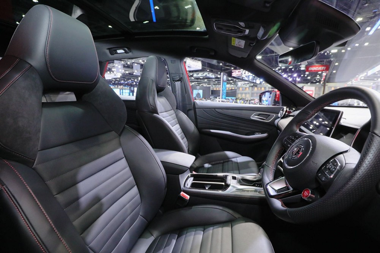 Bên sườn, MG HS 2022 vẫn được thiết kế theo phong cách hơi tròn trịa và không có những đường cắt sắc sảo. Tại thị trường Thái Lan, mẫu SUV cỡ C này có các loại vành la-zăng với đường kính 17 inch hoặc 18 inch, tùy phiên bản.