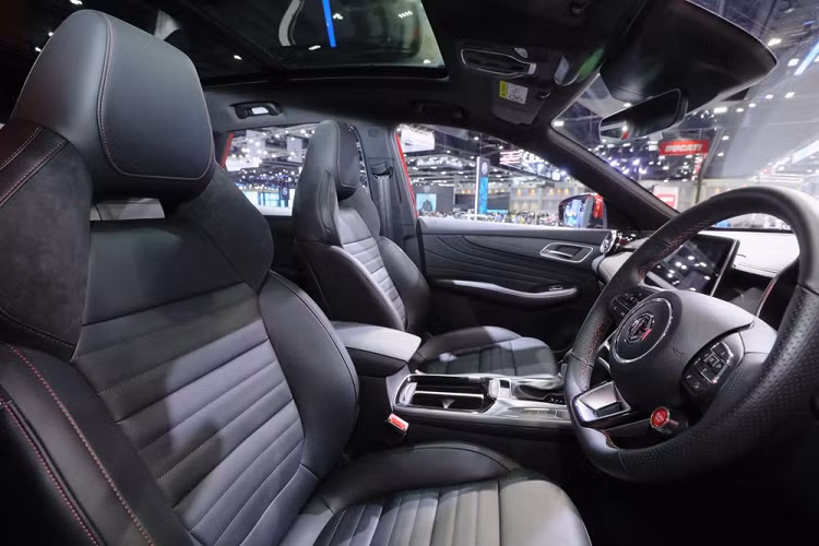 Bên sườn, MG HS 2022 vẫn được thiết kế theo phong cách hơi tròn trịa và không có những đường cắt sắc sảo. Tại thị trường Thái Lan, mẫu SUV cỡ C này có các loại vành la-zăng với đường kính 17 inch hoặc 18 inch, tùy phiên bản.