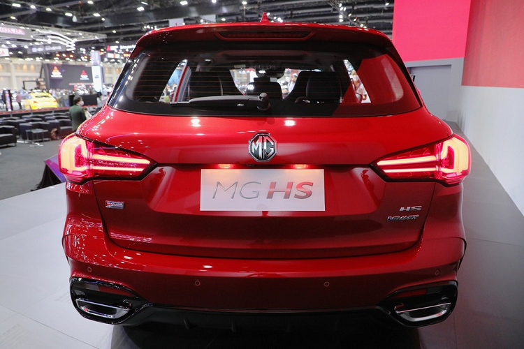 Tiếp đến là cụm đèn pha LED với thiết kế sắc sảo hơn, tự động điều chỉnh luồng sáng cao/thấp và tích hợp dải đèn LED định vị ban ngày. Bên dưới còn có đèn sương mù nằm dọc ở hai góc đầu xe, cản trước mới, hốc gió trung tâm khá rộng và tấm ốp gầm giả màu bạc. Trong khi đó, nắp ca-pô của xe được thiết kế dốc dần xuống dưới.