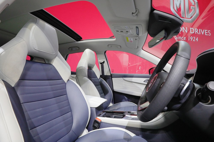 Đằng sau, MG HS 2022 được trang bị đèn hậu LED nằm ngang, cản sau mới tích hợp 2 khe gió nhỏ, đầu ống xả giả hình thang ngược, bộ khuếch tán gió tạo cảm giác thể thao cho xe, cánh gió mui và cảm biến đá cốp.