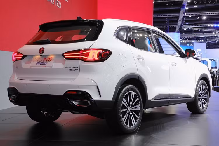 Khi mua MG HS mới, khách hàng Thái Lan vẫn có thể chọn 1 trong 2 loại động cơ như trước. Thứ nhất là động cơ xăng 4 xi-lanh, tăng áp, dung tích 1.5L, tạo ra công suất tối đa 162 mã lực tại tua máy 5.600 vòng/phút và mô-men xoắn cực đại 250 Nm tại dải tua máy 1.700 - 4.300 vòng/phút. Động cơ đồng hành với hộp số tự động ly hợp kép 7 cấp và hệ dẫn động cầu trước.