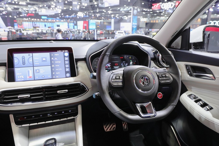 Bên trong xe là không gian nội thất với 2 tùy chọn màu là đen hoặc trắng - xanh. Xe được trang bị ghế thể thao bọc da nhân tạo, ghế lái chỉnh điện 6 hướng, ghế phụ lái chỉnh điện 4 hướng, ghế sau gập 60:40, vô lăng 3 chấu và cần số theo phong cách máy bay chiến đấu.