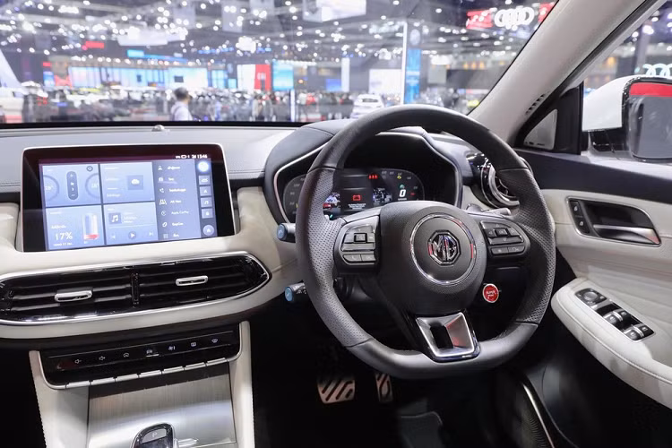 Bên trong xe là không gian nội thất với 2 tùy chọn màu là đen hoặc trắng - xanh. Xe được trang bị ghế thể thao bọc da nhân tạo, ghế lái chỉnh điện 6 hướng, ghế phụ lái chỉnh điện 4 hướng, ghế sau gập 60:40, vô lăng 3 chấu và cần số theo phong cách máy bay chiến đấu.