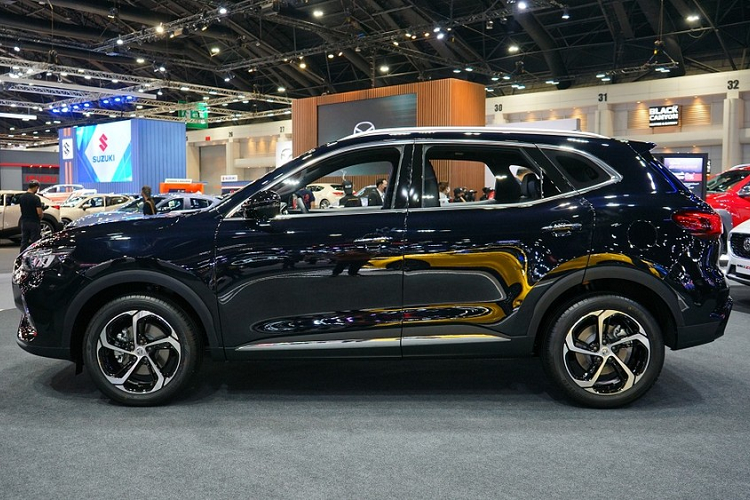 Thứ hai là hệ truyền động plug-in hybrid (PHEV), bao gồm máy xăng tăng áp 1.5L như trên và mô-tơ điện có công suất tối đa 122 mã lực cùng mô-men xoắn cực đại 230 Nm. Tổng cộng, MG HS PHEV 2022 sở hữu công suất 284 mã lực và mô-men xoắn cực đại 480 Nm.